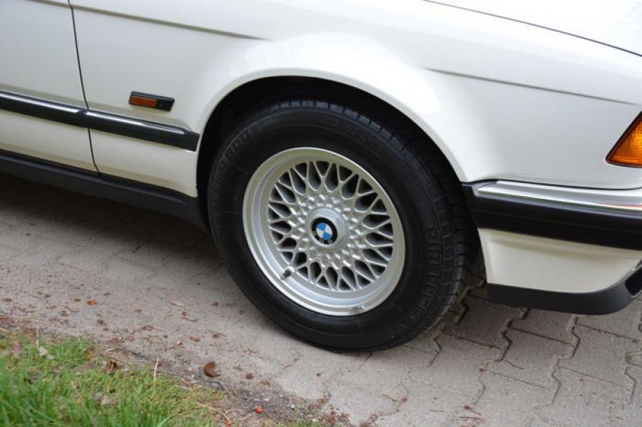 Детали экстерьера BMW 740i (E32) 1992 года  (UK) (фото 168 из 170)